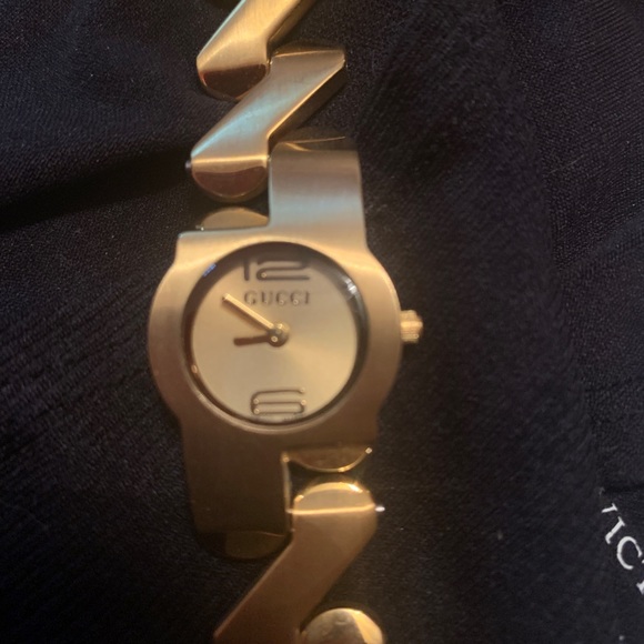 Brand new never worn gold gucci watch
